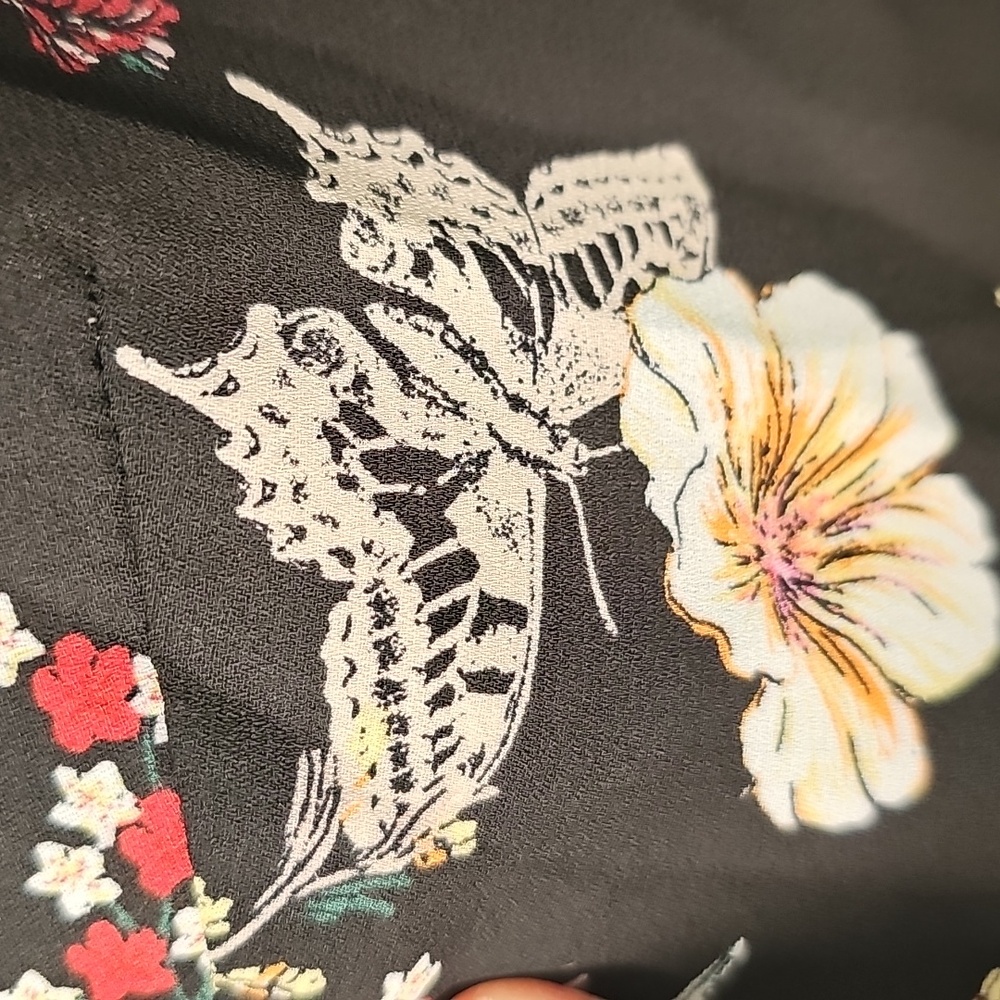 Torrid Floral Black Women's Top.size‎ 1X. Long Sleeves Covered Buttons. - Picture 6 of 11